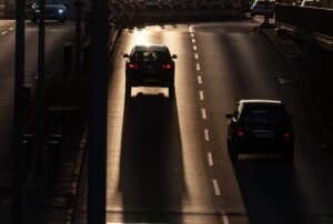 quelques voiture sur une route