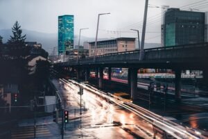 Rue de ville avec carrefour routier